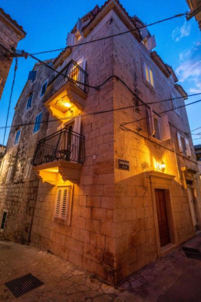 Old town Makarska apartments - central square